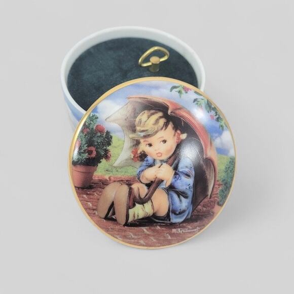 UMBRELLA GIRL MUSIC Hummel Music Box Plays "Raindrops Keep Falling on my Head" - Picture 2 of 7